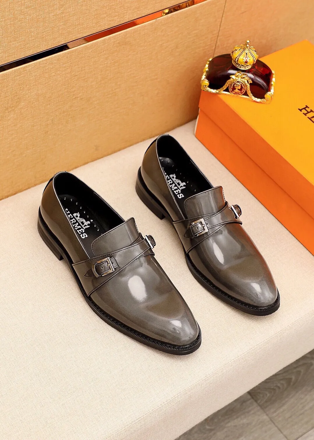 Men's shoes 💰480 💐 Product trademark: HERMES "Hermès" casual leather shoes Regular size: 38-44 (45🉑️customized) Product materials: Selected imported first-layer calfskin upper + classic hardware buckle, imported water-dyed 🐂 cowhide lining. Strong three-dimensional visual effect, non-slip and wear-resistant combination outsole Color: 2⃣️colors available